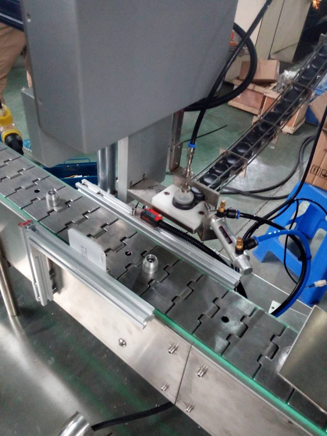 caps робот хооллож буй зураг.jpg