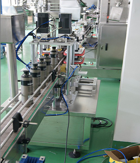 automatic capping machine with manual caps feeder system гарын авлагын тагтай автомат таглах feeding.jpg