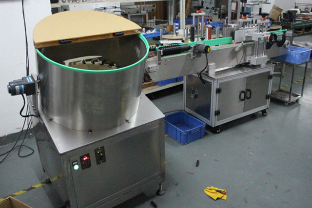 bottles unscrambler feeding (3).jpg