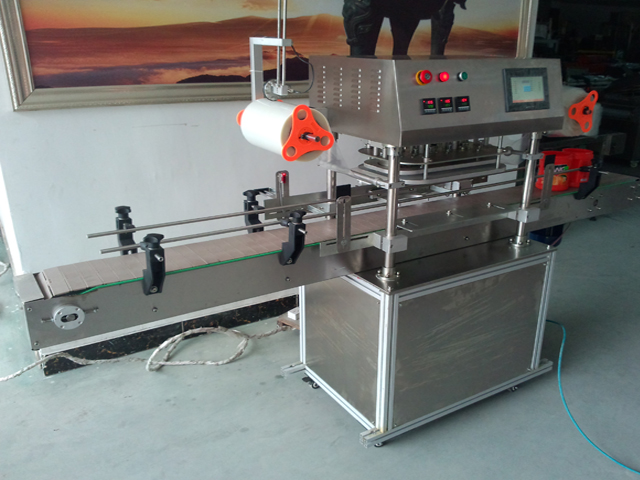 side pictures for automatic jars sealing machine битүүмжлэх машин ажиллаж байна.jpg
