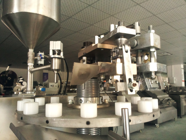 metal tubes filling folding machine хоолой дүүргэх битүүмжлэх машин stock.jpg