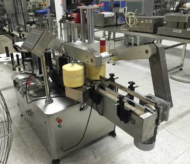double side bottle labeling equipment давхар_нүүртэй_лонх_шошголох_төхөөрөмж.jpg