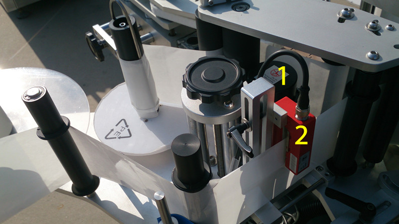 labeling machine for E liquid small bottles E шингэн хаах зургуудын шошгололт.jpg