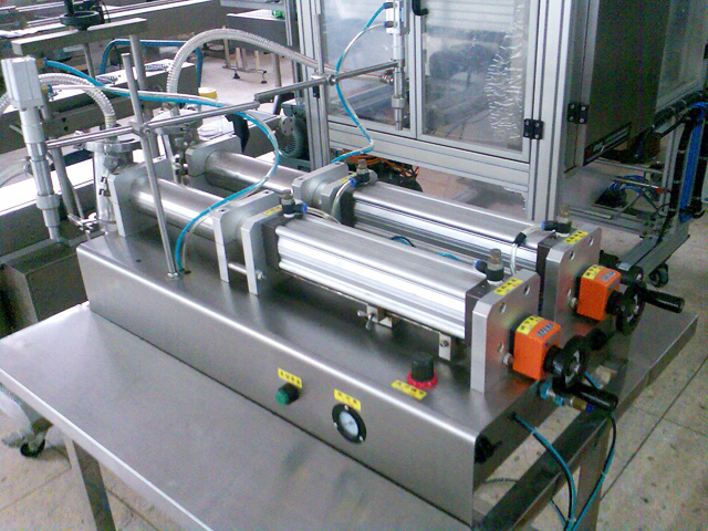 double heads liquid filling machine 2 толгой шингэн угаалгын нунтаг дүүргэх машин.jpg