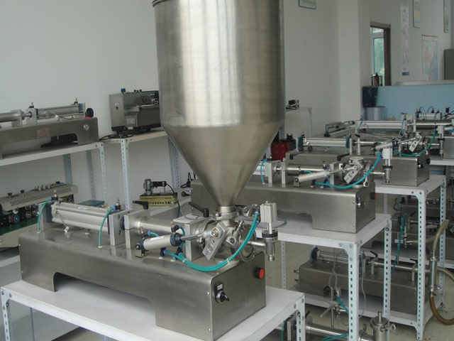 horizontal filling machine for both liquid and paste Цөцгий ба шингэн дүүргэгч машин.jpg