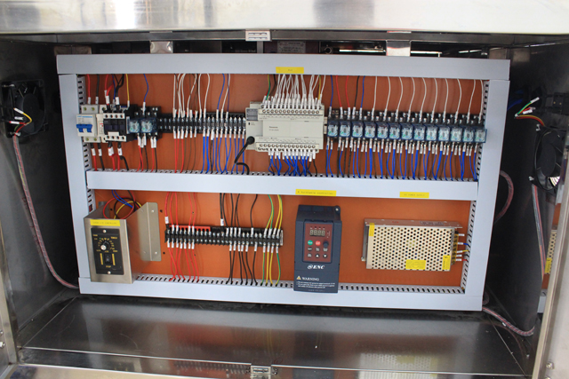 horizontal small bottles labeling machine picture хэвтээ шошгоны машин бодит зураг.jpg