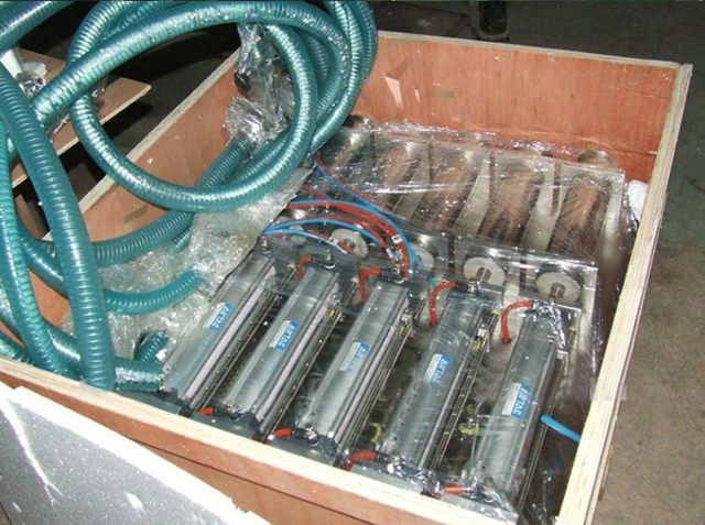 Модон хайрцагт 4 толгой дүүргэгч машин.jpg