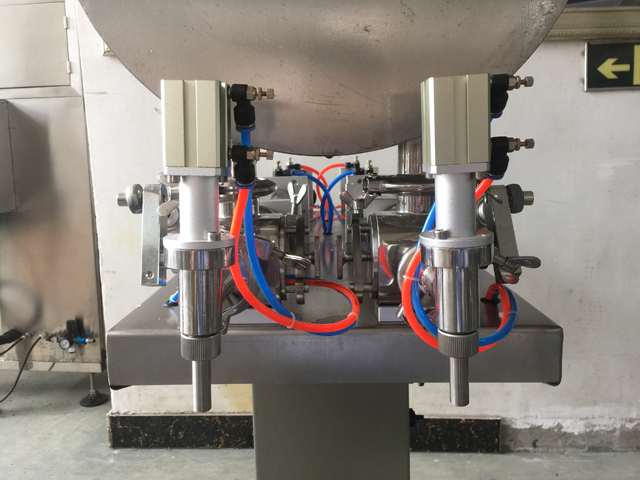 two filling nozzles pneumatic filler equipment хошуу хоёр.jpg