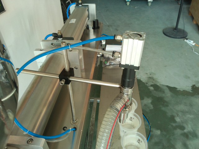 liquid filling machine for lotion shampoo cream Шампунь дүүргэгч төхөөрөмж.jpg