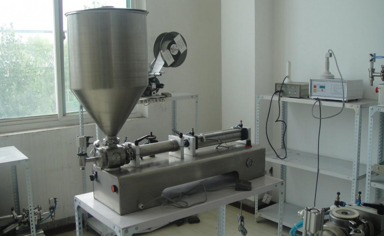 liquid paste filling machine with vertical hopper БОНГЕР ДҮҮРГЭХ МАШИНТЭЙ НЭГ ТОЛГОЙ.jpg