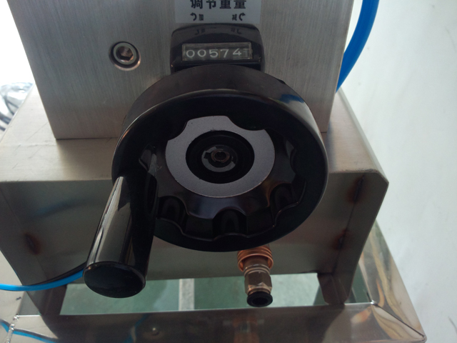 liquid filling machine semi automatic Шампунь дүүргэгч төхөөрөмж.jpg