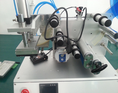 flat surface labeling equipment semi automatic хавтгай гадаргуутай шошгологч төхөөрөмж (3).jpg