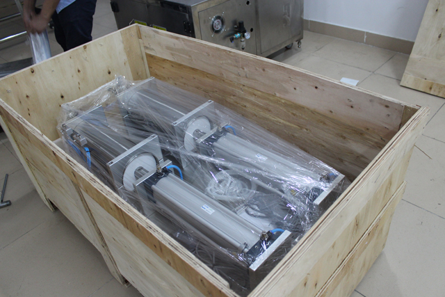 модон хайрцаг дотор машин.jpg